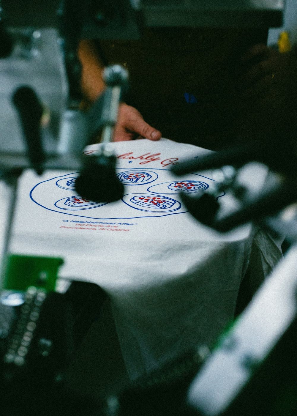 A white shirt on the platen with both plates of the Frank & Laurie’s print laid down, lifted clear of the screen.